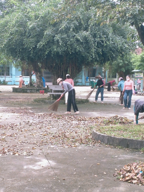 Hình ảnh CBGVNV dọn vệ sinh sau mưa lũ